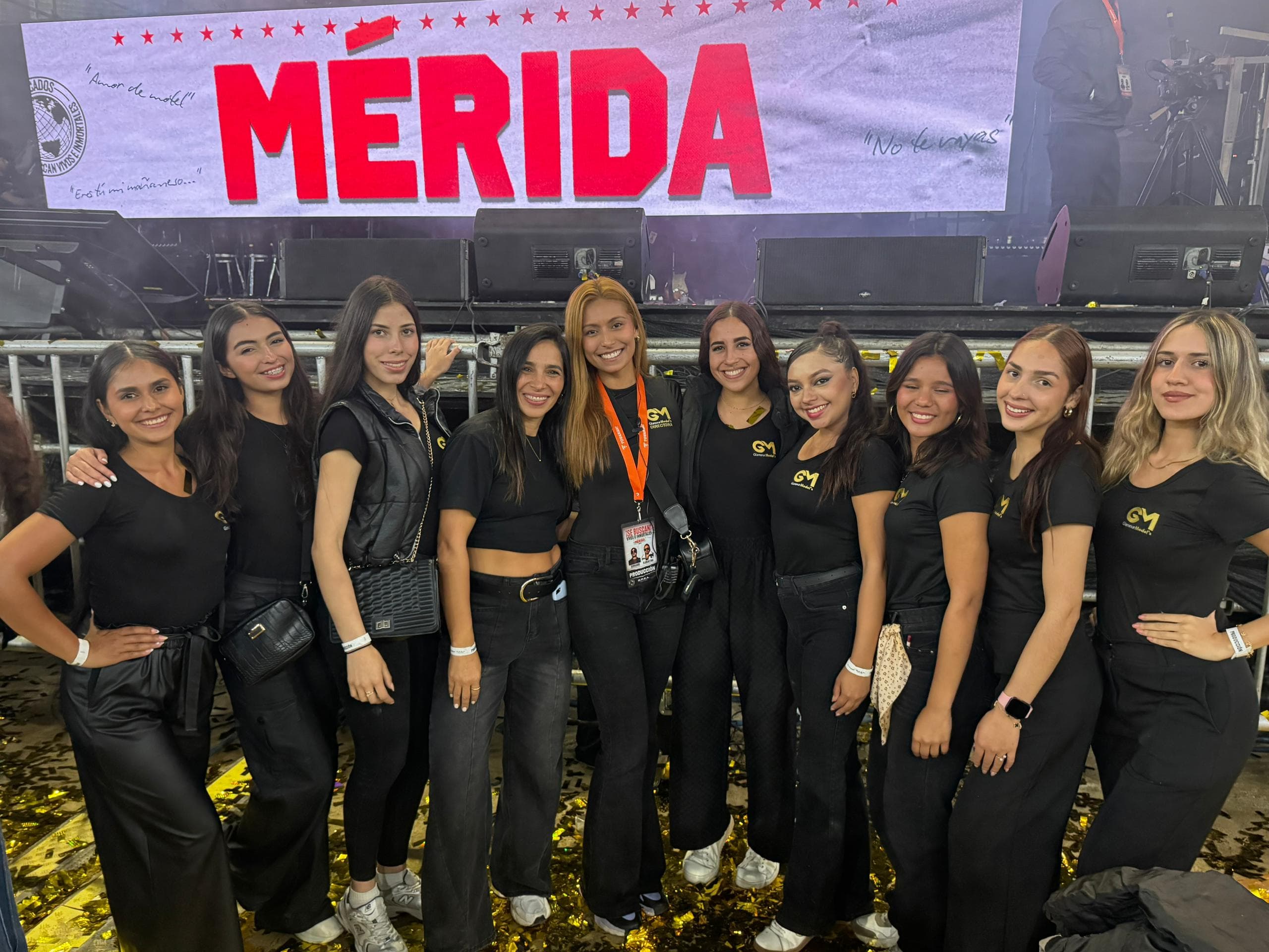Grupo de modelos GM en evento